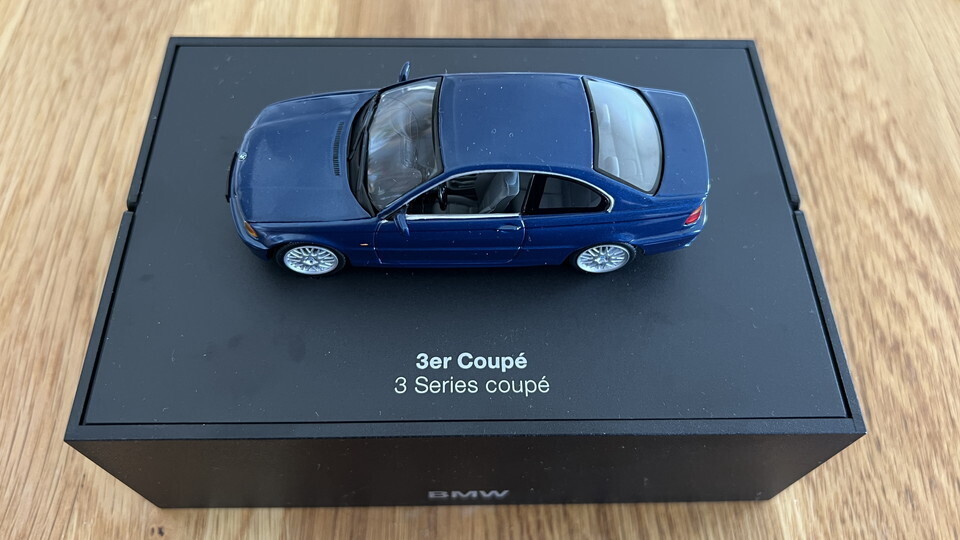 1/43 BMW E46 328Ci（BMW純正）－（かつての所有車②）: 僕と